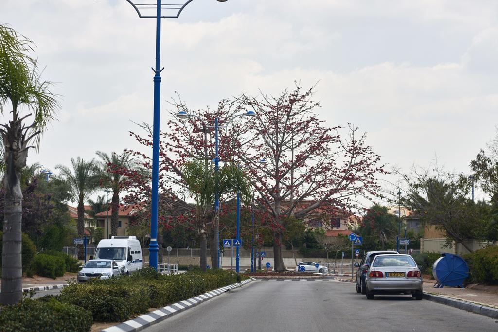 Like Home Gedera Bagian luar foto