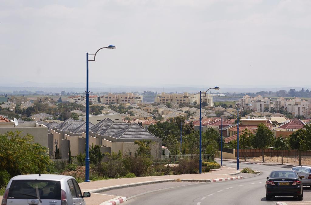Like Home Gedera Bagian luar foto